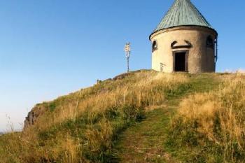 Kaple na vrchu Mědník ( © Radovan Smokoň 09/2006)