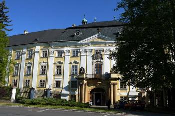 Vstupní průčelí (© Jiří Cukr, 05/2011)