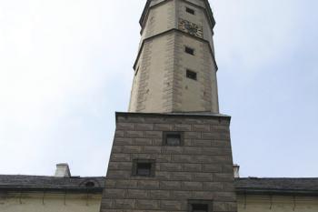 hodinová věž na nádvoří (© de ardoise 04/2005)