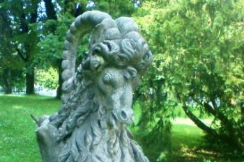 socha v zámecké zahradě (© Nikola Mildová, 07/2009)
