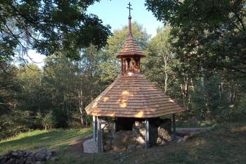 Popov-zakrytá zřícenina kaple (© Wikimedia Commons  06/2021)
