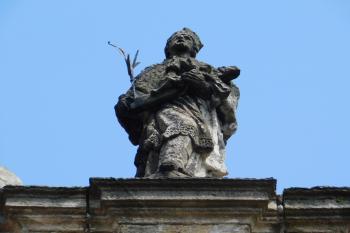 socha sv. Jana Nepomuckého na průčelí (© Milan Caha 08/2019)