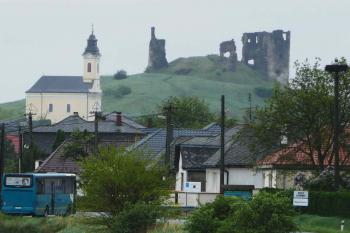 Celkový pohled na hrad od severu. Nalevo je barokní farní kostel. (© Pavel Semple 04/2019)