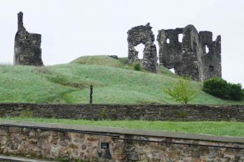 Celkový pohled na hrad od severu. V popředí nalevo a napravo stojí torza dvou bašt. (© Pavel Semple 04/2019)