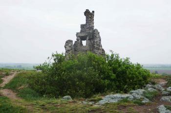 Jáma po cisterně a severovýchodní bašta na pozadí. (© Pavel Semple 04/2019)