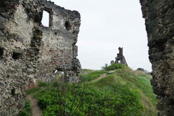 Pohled z polygonální bašty k SV. Nalevo je patrná palácová příčka s dveřním otvorem v nejnižším a nejvyšším patře. (© Pavel Semple 04/2019)