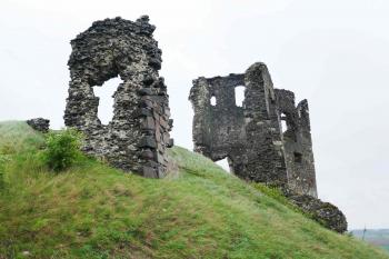 Pohled od torza severozápadní bašty na palác a jižní polygonální baštu. (© Pavel Semple 04/2019)