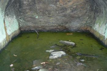 Vytesaná cisterna v předhradí (© Prudký Martin, 04/2009)