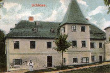 zbořené jižní křídlo od severu na historické pohlednici z roku 1907 (© Erhard Egelkraut Verlag, Asch 1907)