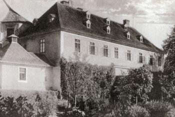zbořené jižní křídlo od jihozápadu na historické pohlednici z roku 1928 (© anon., c1928)