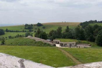 Pohled ze srubu Můstek na srub Zelený a provozní budovu (© Vladimír Studecký 08/2005)