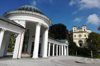 Mar. Lázně - děkanský kostel z kolonády (© Simona Kidlesová 09/2019)