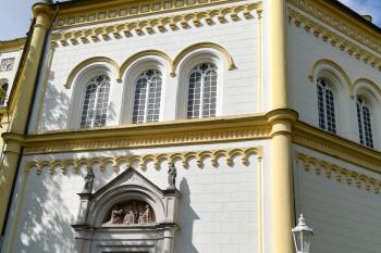 Mar. Lázně - vstup do děkanského kostela (© Simona Kidlesová 09/2019)