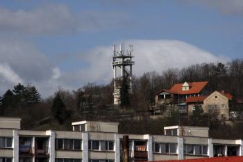 Pohled na rozhlednu z hlavního Husova náměstí ( © Iva Spurná 3.4.2010)