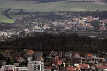 Pohled na rozhlednu od kapličky U studánky ( © Iva Spurná 3.4.2010)