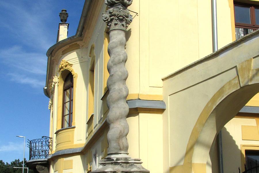 sloup se sochou Boha Otce (Nejsvětější Trojice)