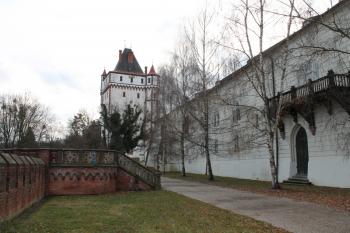 Hradec nad Moravicí - Bílý zámek a v pozadí bílá věž (© Vlastislav Mareček, 11/2016)