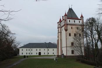 Hradec nad Moravicí - Bílá věž a za ní Bílý zámek (© Vlastislav Mareček, 11/2016)