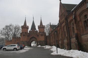 vstupní brána do zámeckého areálu (© D Dohňanský, 02/2017)
