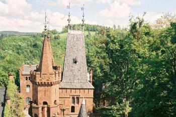 Pohled na romantické věže Červeného zámku (© Jan P. Štěpánek, 08/2006)