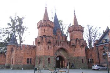 Neogotická brána z náměstí městečka Hradce do Bílého zámku ( © Jan P. Štěpánek 12/2006)