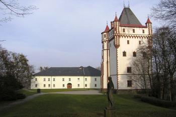 Pohled na velkou věž a Bílý zámek od jihu ( © Jan P. Štěpánek 12/2006)