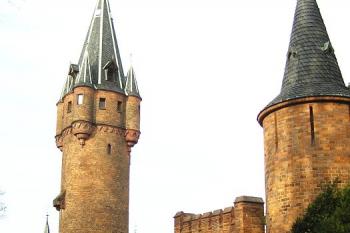 Jižní fronta Červeného zámku se vstupem na nádvoří a romantickými věžemi (© Jan P. Štěpánek, 12/2006)