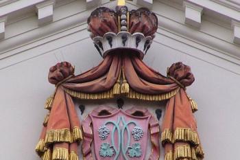 knížecí znak Lichnovských ve štítě  Bílého zámku (© Jan P. Štěpánek, 12/2006)