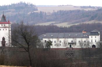 celkový pohled na tzv. Bílý zámek s velkou věží z kopce Kalvárie ( © Jan P. Štěpánek 02/2008)