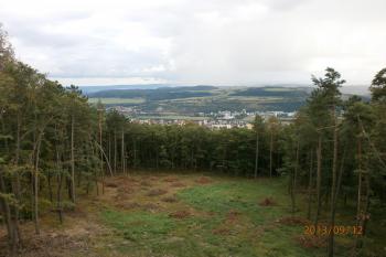 Pohled z rozhledny na Beroun a Jarov (© Michal Nádvorník, 09/2013)