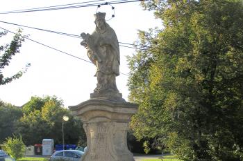 Socha sv. Jana Nepomuckého, stojící na mostě v Kunraticích u Cvikova ( © Pavel Vítek 09/2019)