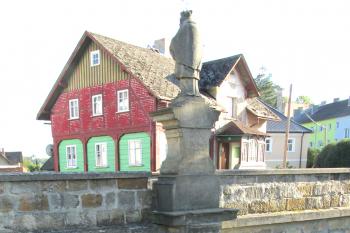 Socha sv. Jana Nepomuckého, stojící na mostě v Kunraticích u Cvikova ( © Pavel Vítek 09/2019)
