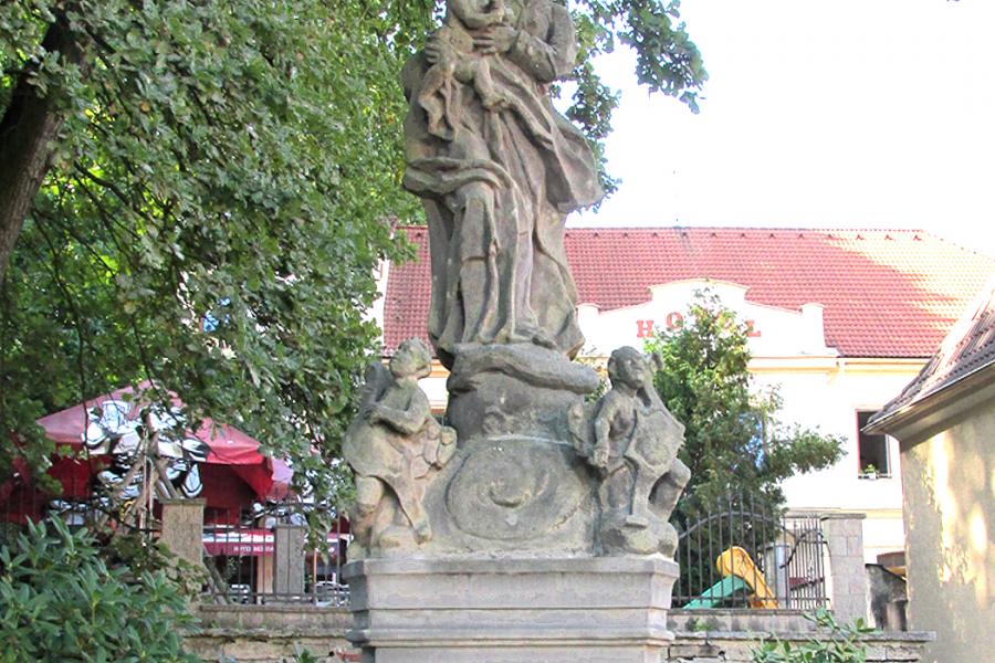 sousoší Neposkvrněného početí Panny Marie