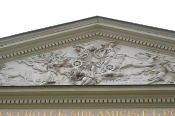 Detail štítu středního rizalitu (© de ardoise, 08/2007)