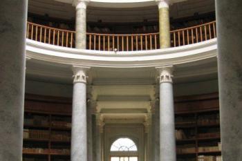 Průhled knihovnou (© de ardoise, 08/2007)