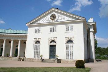 Jižní průčelí pavilonu s kaplí a divadlem (© Ivan Grisa, 05/2008)