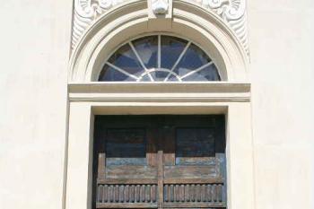 Pravé dveře na jižním průčelí knihovny (© Ivan Grisa, 05/2008)