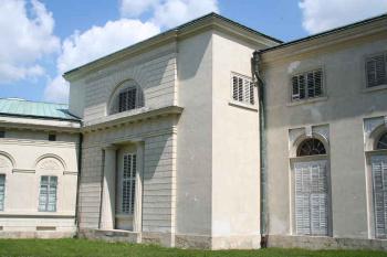 Napojení pavilonu knihovny na kolonádu, pohled od západu (© Ivan Grisa, 05/2008)