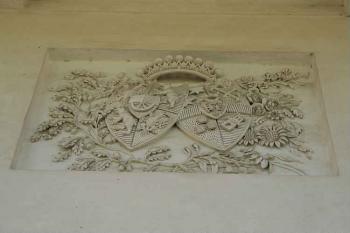 Alianční erb v portiku hlavního vstupu (© Ivan Grisa, 05/2008)