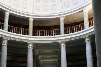 Průhled knihovnou k hlavnímu vchodu (© Ivan Grisa, 05/2008)