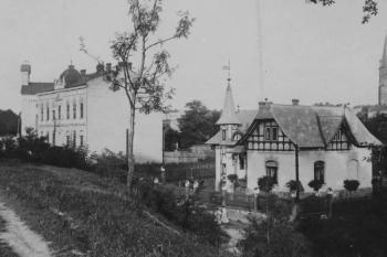 Dolní část bývalé Revoluční ulice v roce 1908 s rabinátem (budova s věžičkou), židovskou školou (uprostřed) a synagogou (vysoké průčelí zcela vlevo) ( © SOkA Frýdek - Místek)