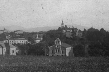 Synagoga z Lipinského kopce s městem Frýdek na horizontu. Před rokem 1939 ( © SOkA Frýdek - Místek)