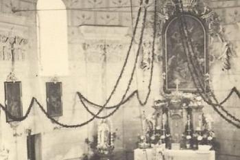 Interiér kostela v r. 1953 (© http://www.znicenekostely.cz)
