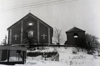 Kostel se zvonicí těsně před demolicí. (© http://www.znicenekostely.cz)