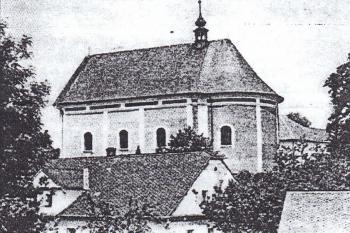 Kostel před rokem 1956 (© http://www.znicenekostely.cz)