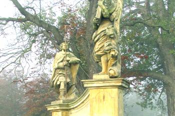 Sousoší anděla s poutníkem v olomoucké části Chválkovice ( © Pavel Vítek 10/2019)
