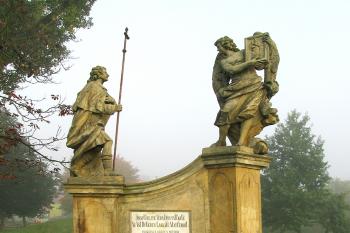 Sousoší anděla s poutníkem v olomoucké části Chválkovice ( © Pavel Vítek 10/2019)