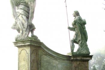 Sousoší anděla s poutníkem v olomoucké části Chválkovice ( © Pavel Vítek 10/2019)