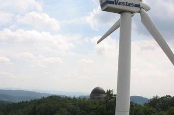 Větrná elektrárna v bezprostřední blízkosti rozhledny (© 2003 Jiří Čížek)