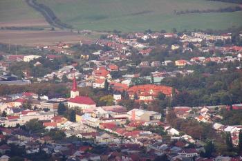 Výhled z rozhledny na Hostýně na městečko Bystřice s kostelem a zámkem ( © Jan P. Štěpánek 10/2007)